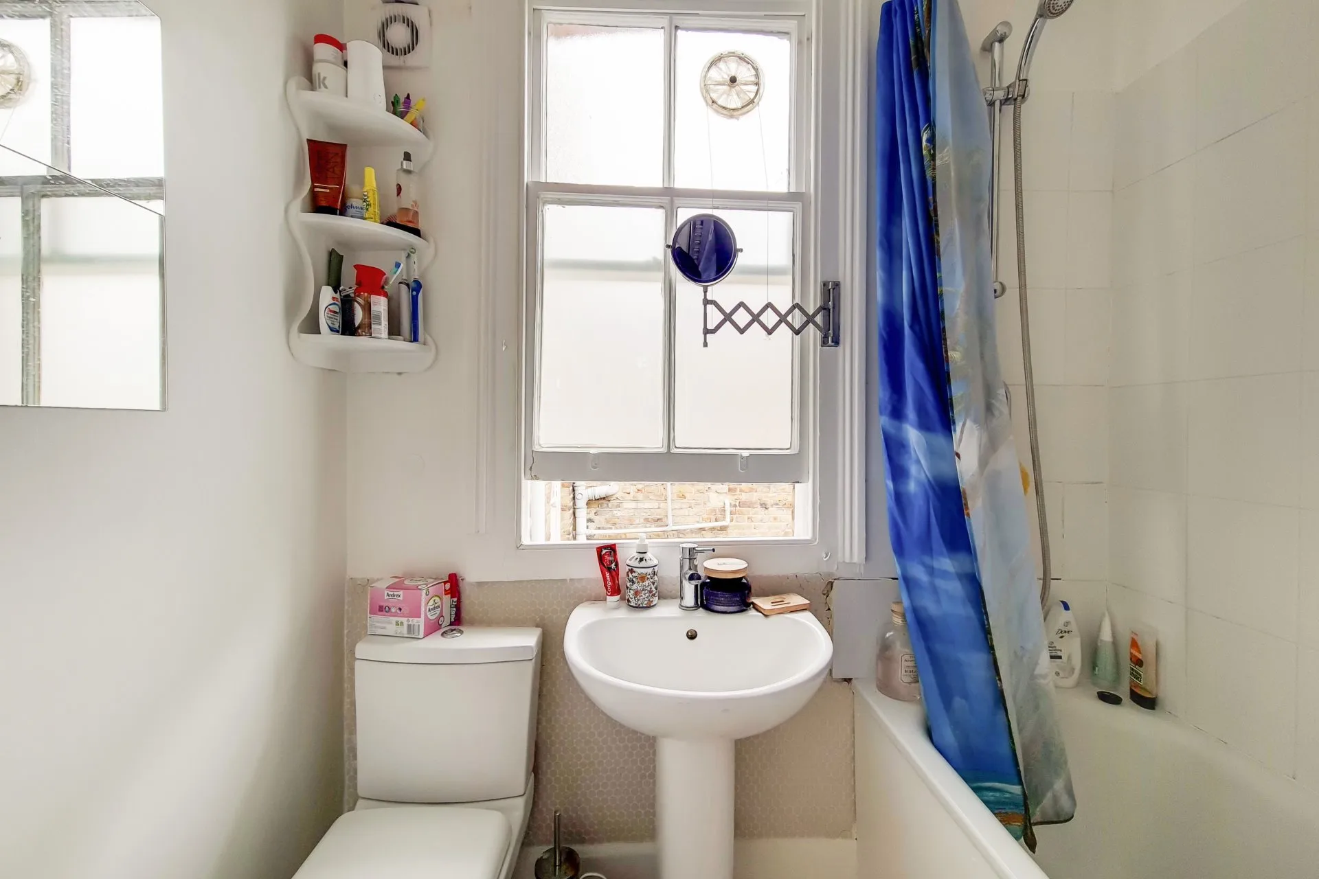 Flat Mazenod Avenue in Greater London