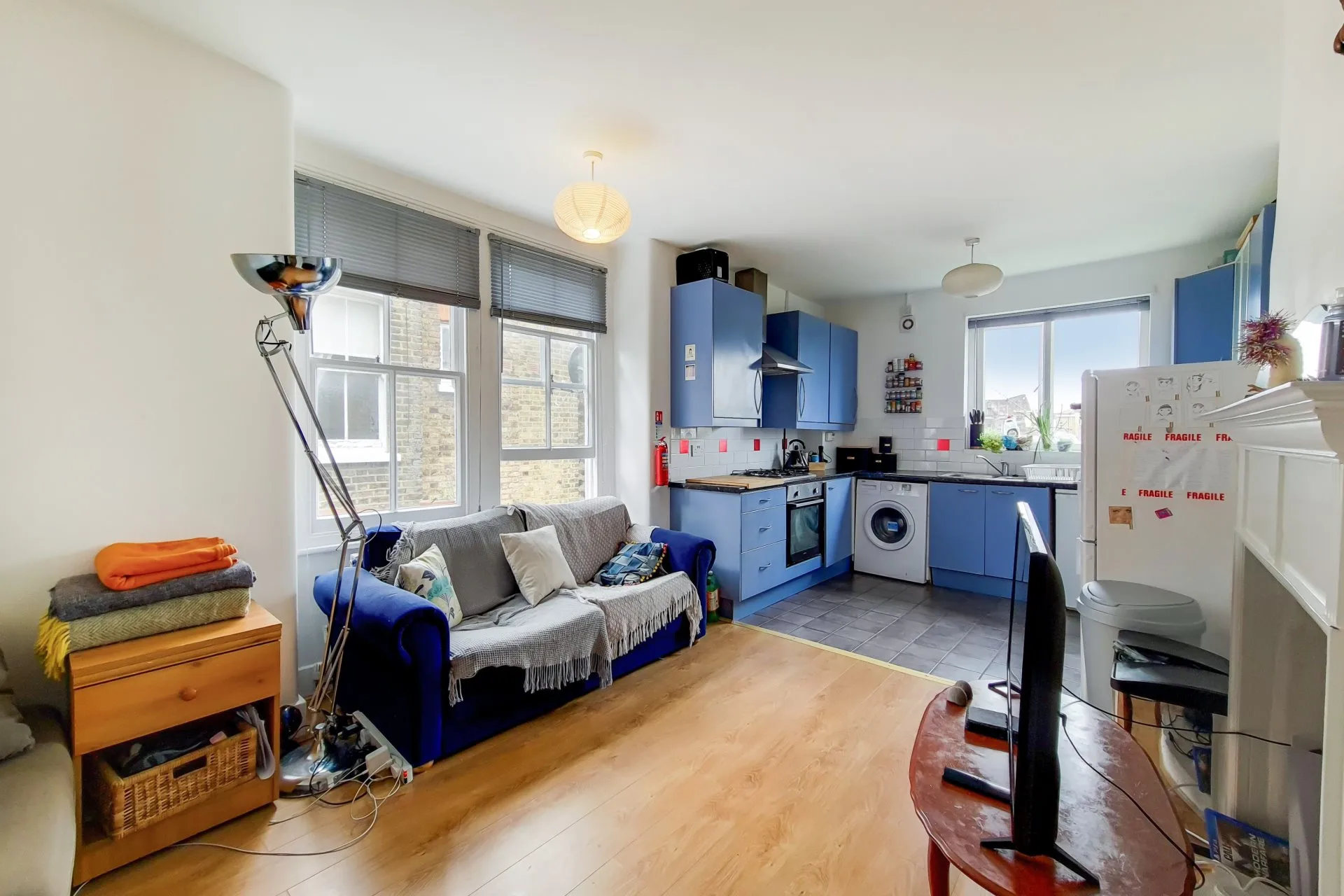 Flat Mazenod Avenue in Greater London