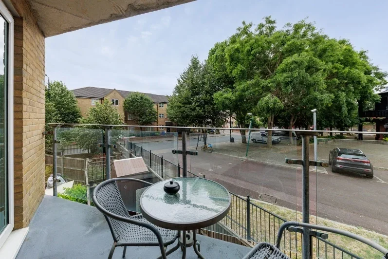 Flat Rotherhithe Street in Greater London