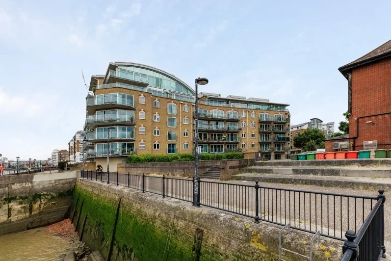 Flat Rotherhithe Street in Greater London