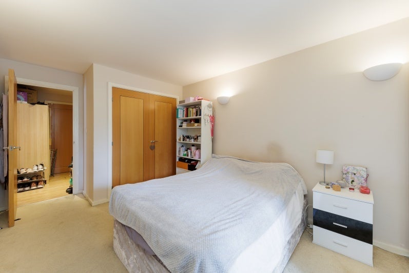Flat Rotherhithe Street in Greater London