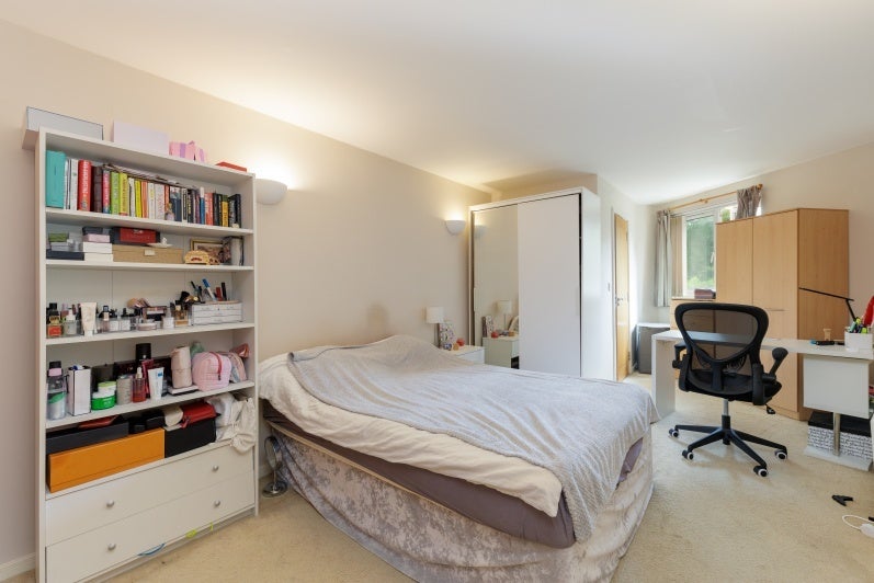 Flat Rotherhithe Street in Greater London