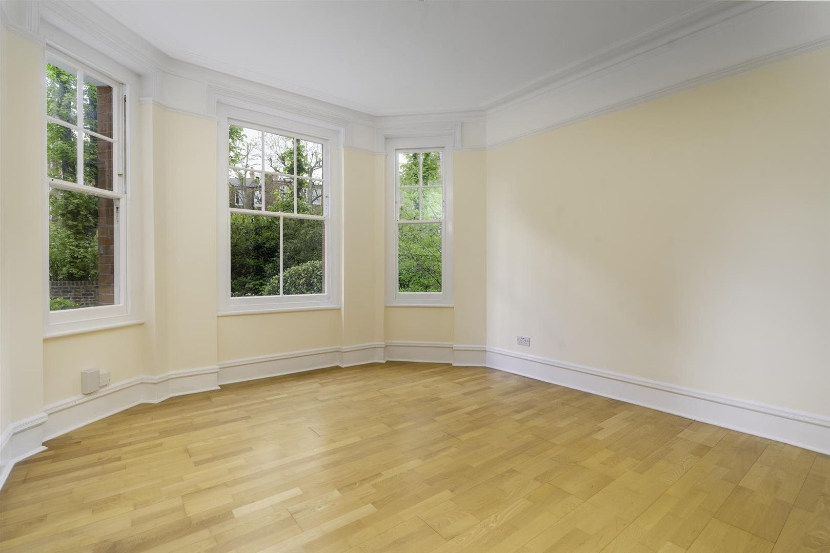 Flat Highbury Crescent in Greater London