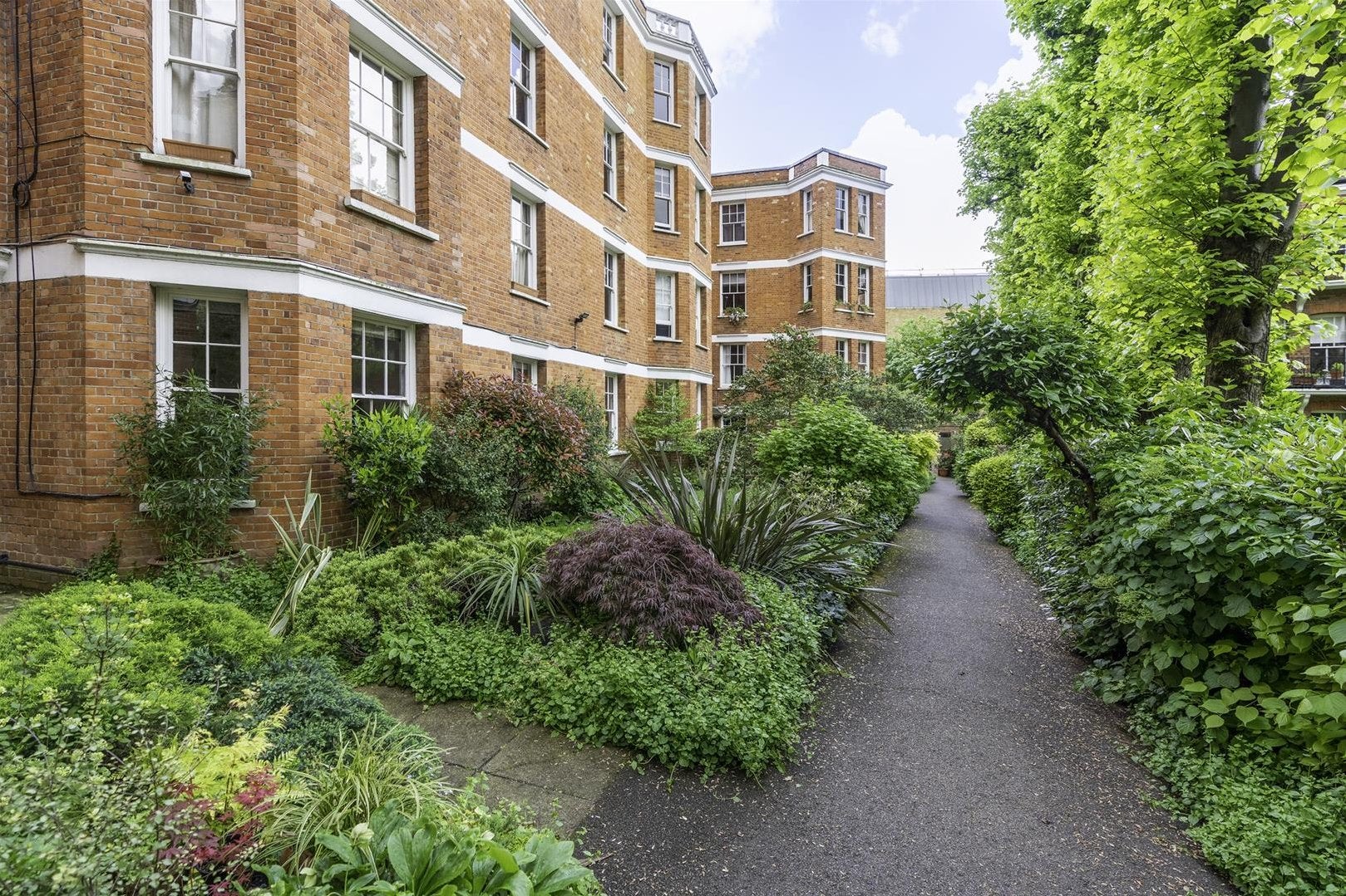 Flat Highbury Crescent in Greater London