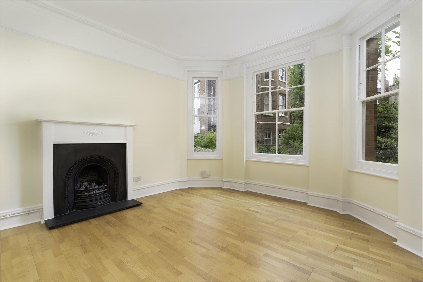 Flat Highbury Crescent in Greater London