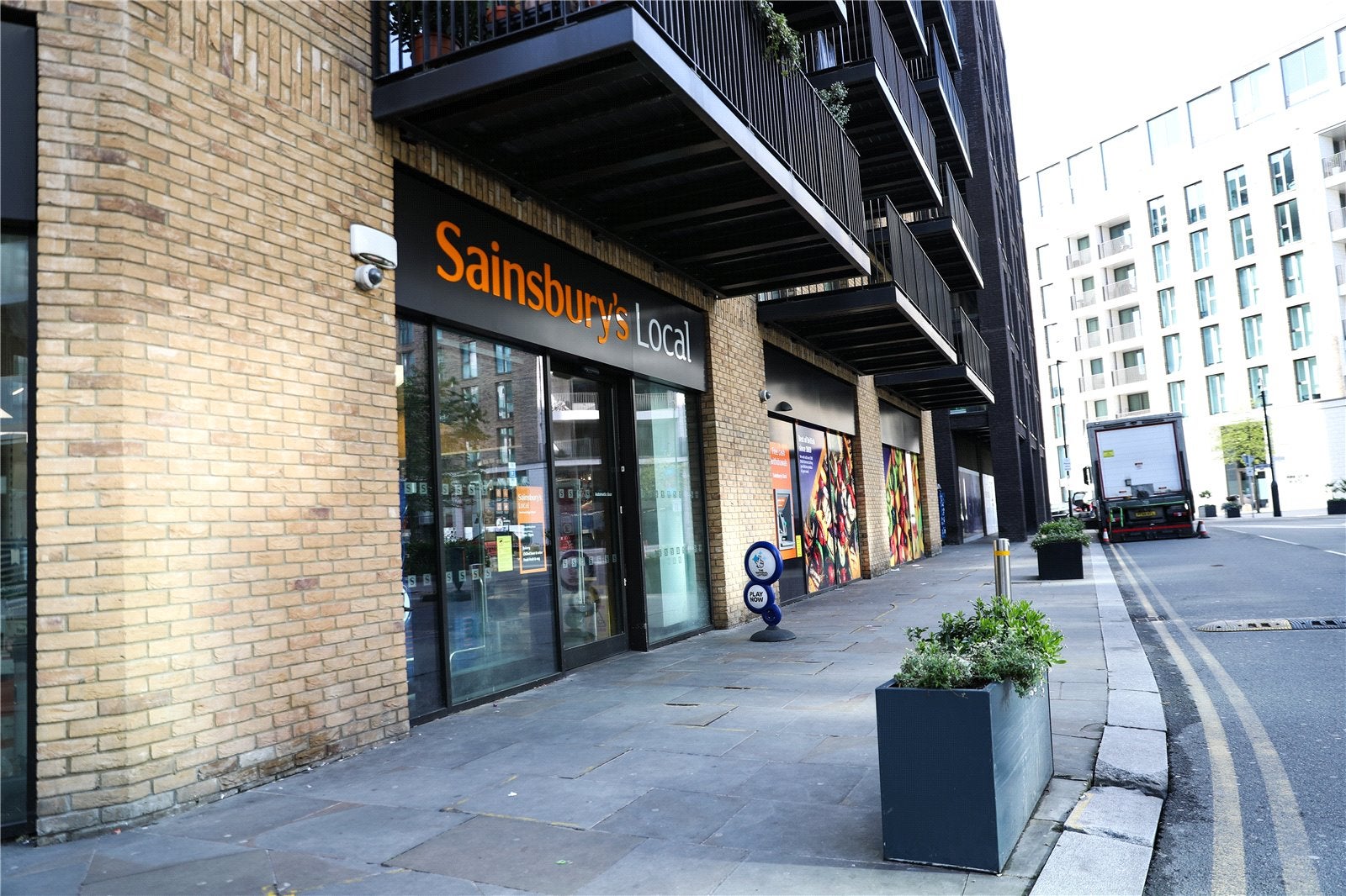 Flat Clipper Street in Greater London