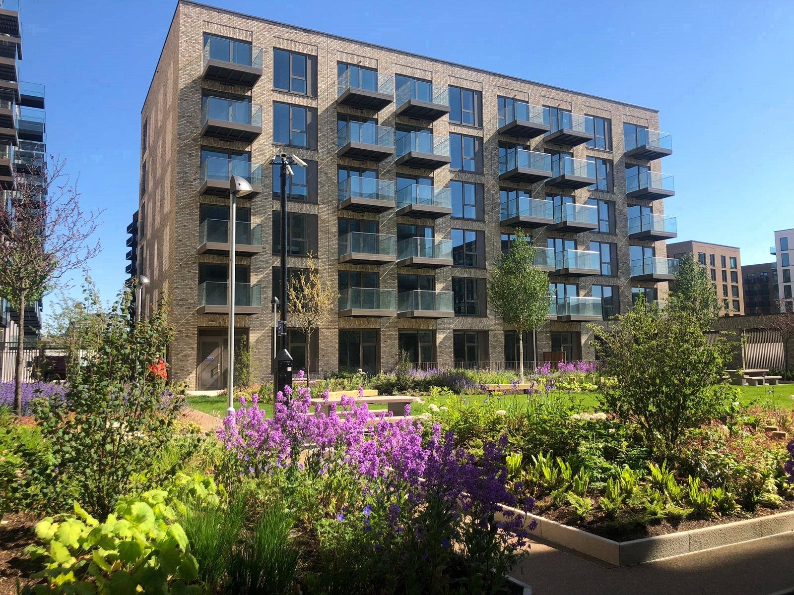 Flat Clipper Street in Greater London