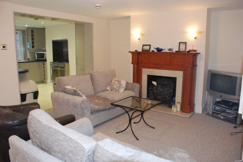 Room Mountague Place in Greater London