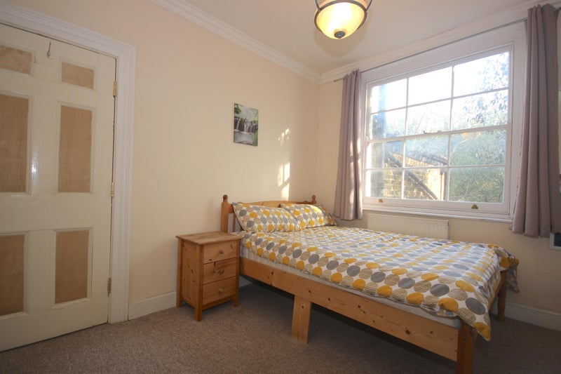 Room Mountague Place in Greater London