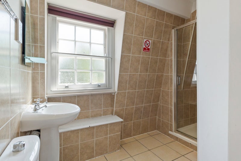 Room Mountague Place in Greater London