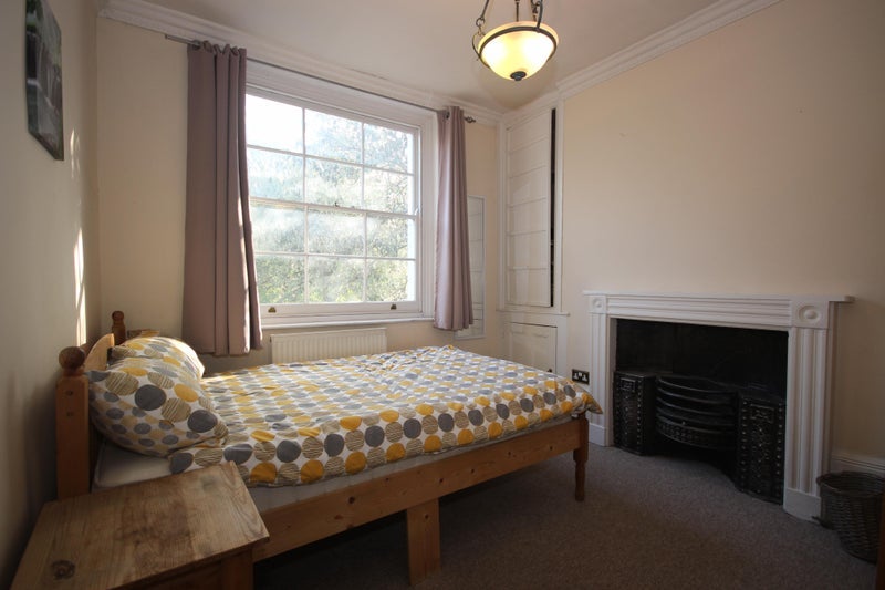 Room Mountague Place in Greater London