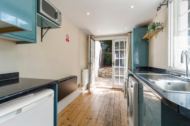 Room Mountague Place in Greater London