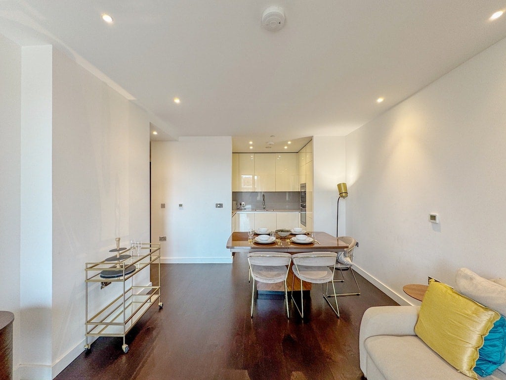 Flat Ponton Road in Greater London