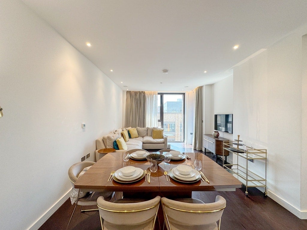 Flat Ponton Road in Greater London