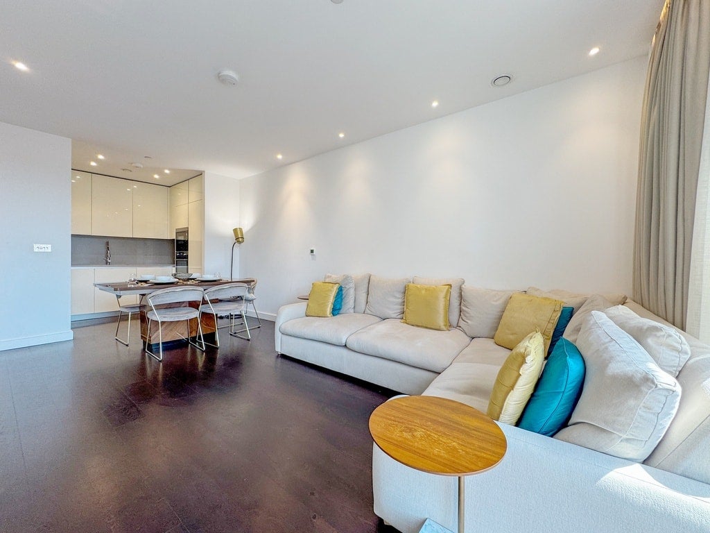 Flat Ponton Road in Greater London