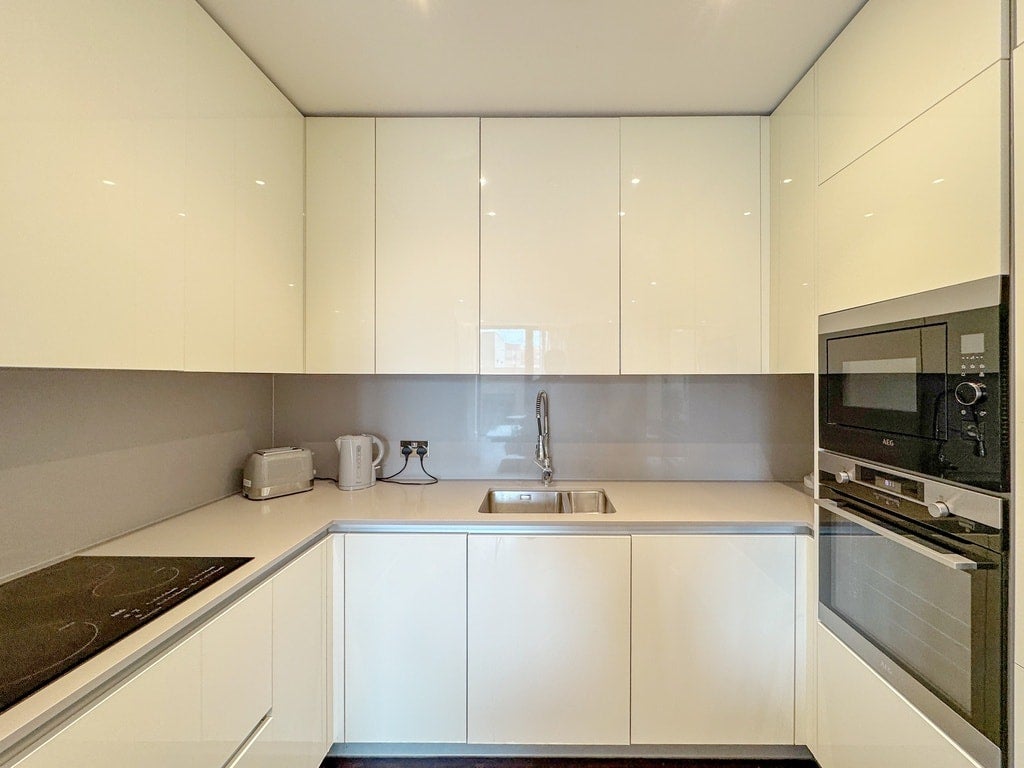 Flat Ponton Road in Greater London