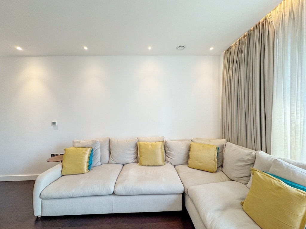 Flat Ponton Road in Greater London
