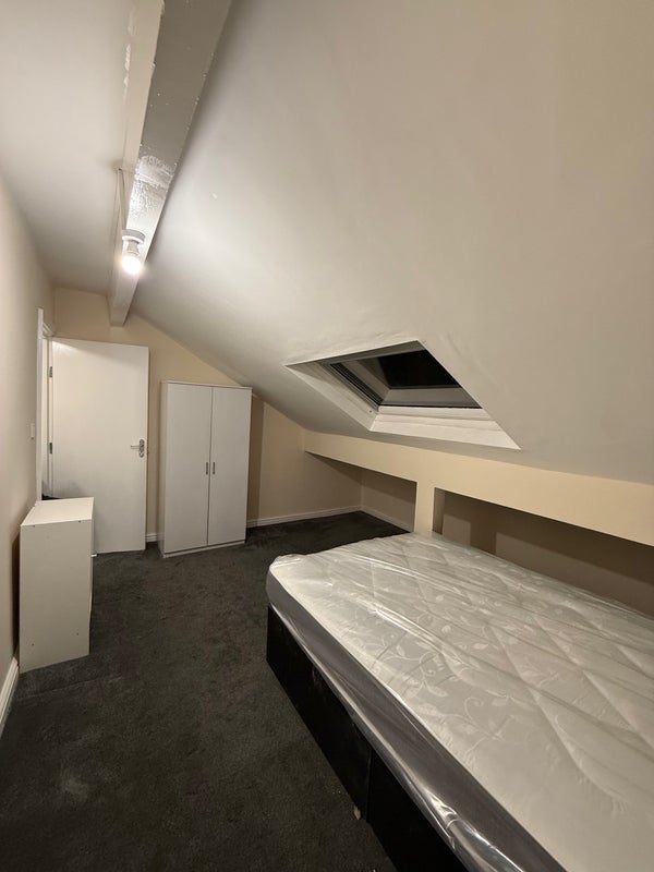 Room Back Coldcotes Avenue in Leeds