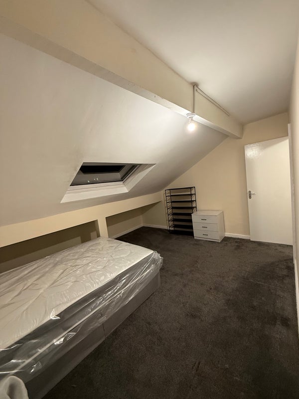 Room Back Coldcotes Avenue in Leeds