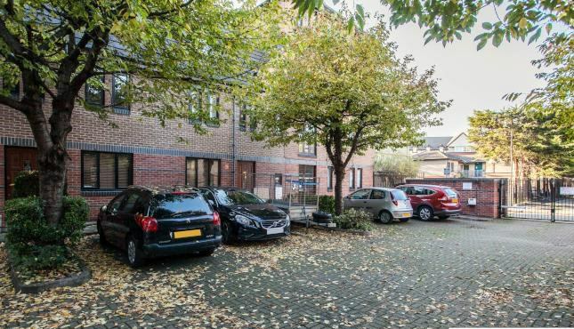 Room Quadrangle Close in Greater London