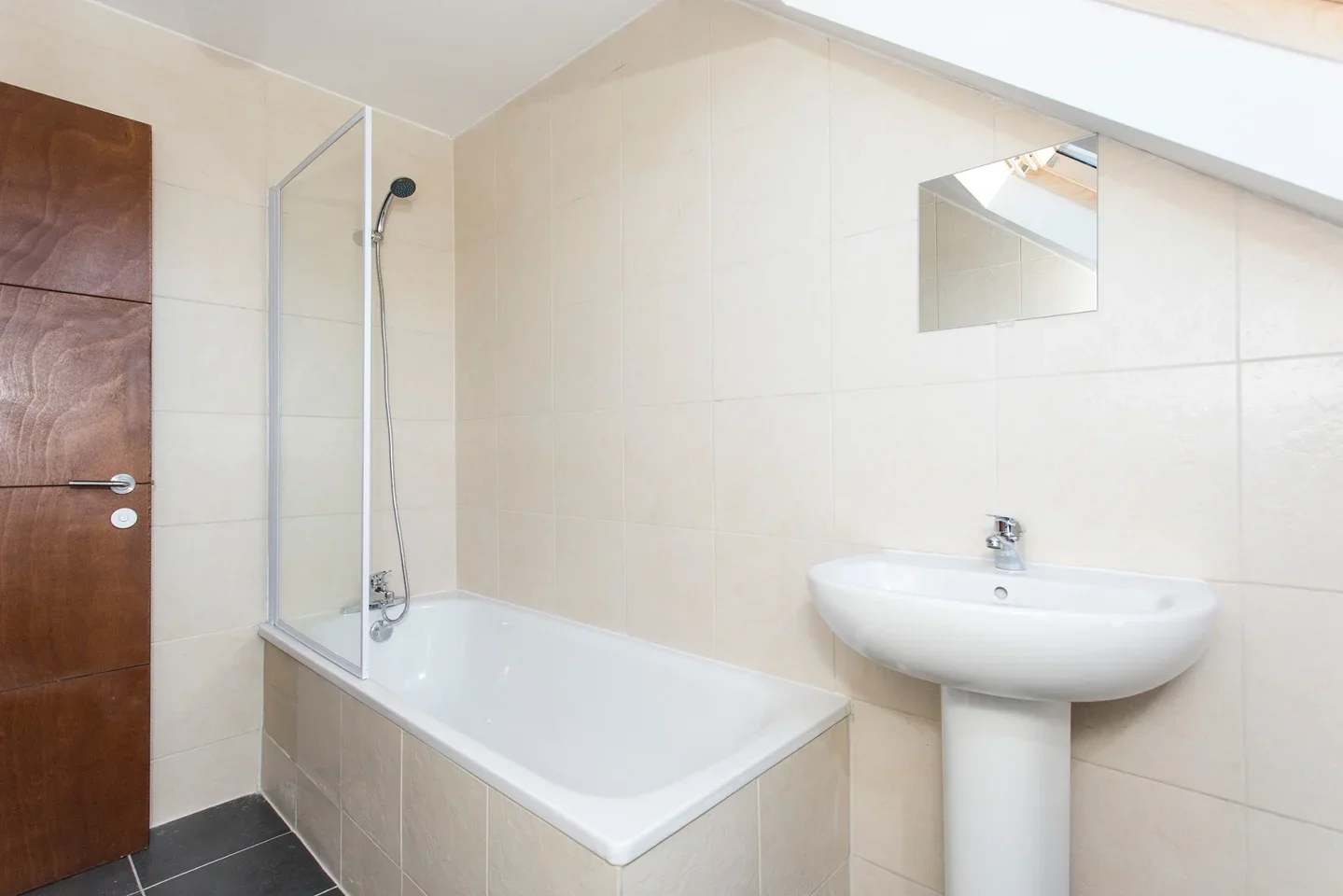 Room Robin Lane in Greater London