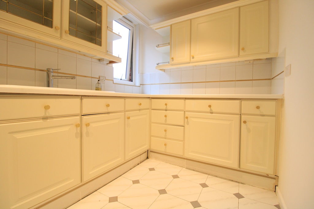 Flat Lily Close in Greater London