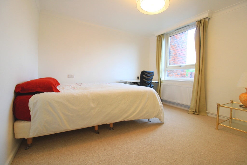 Flat Lily Close in Greater London