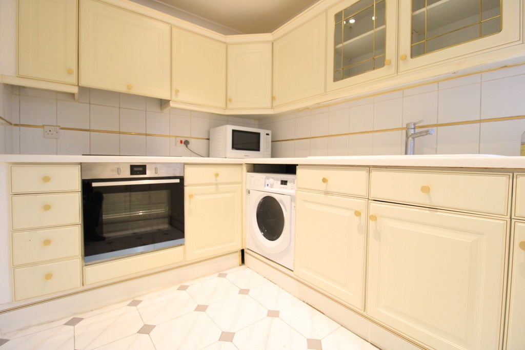 Flat Lily Close in Greater London