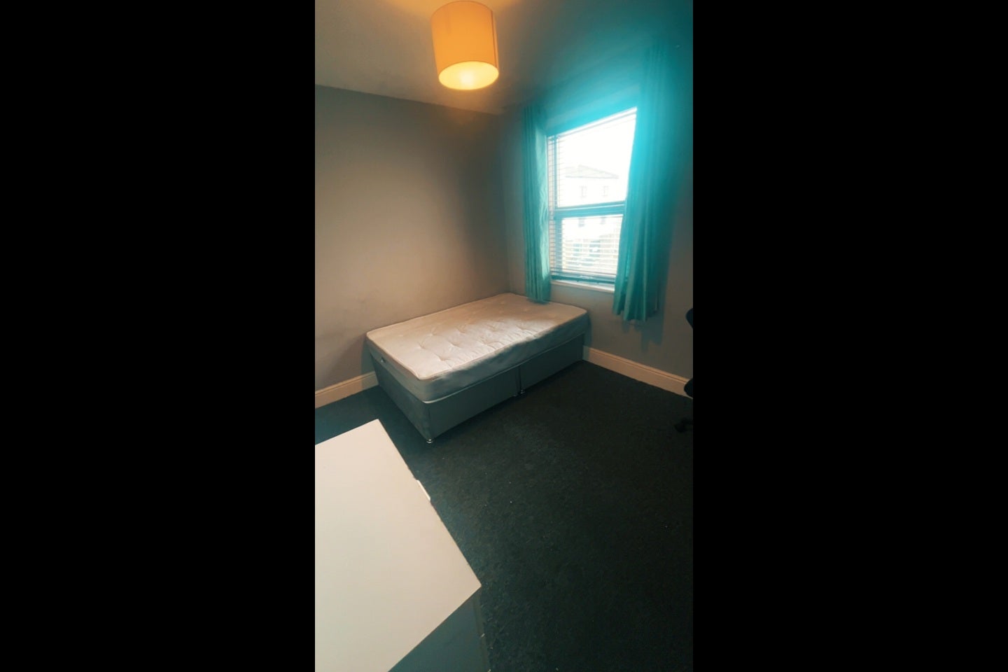 Room Fishponds Road in Bristol