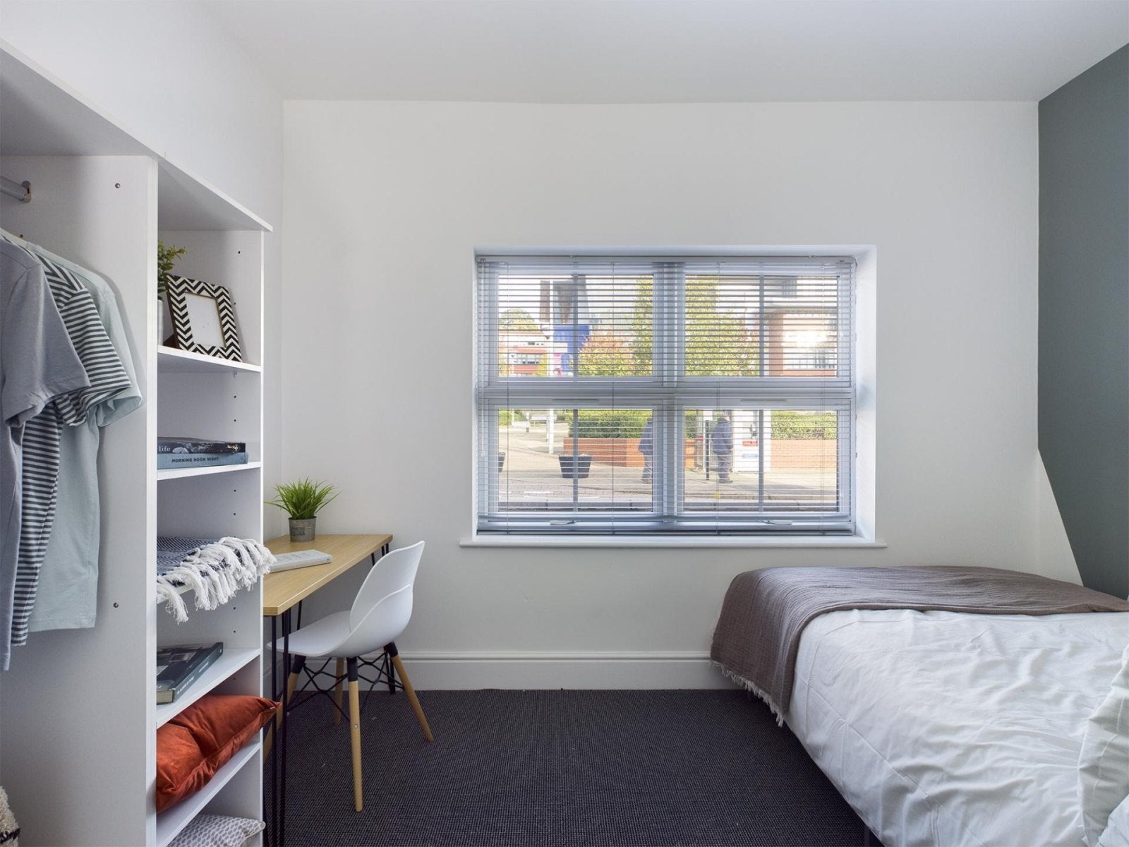 Room Saint Hugh Street in Lincoln