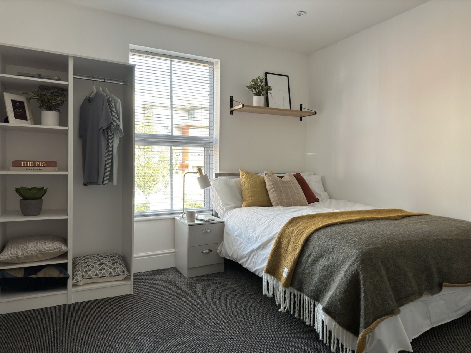 Room Saint Hugh Street in Lincoln