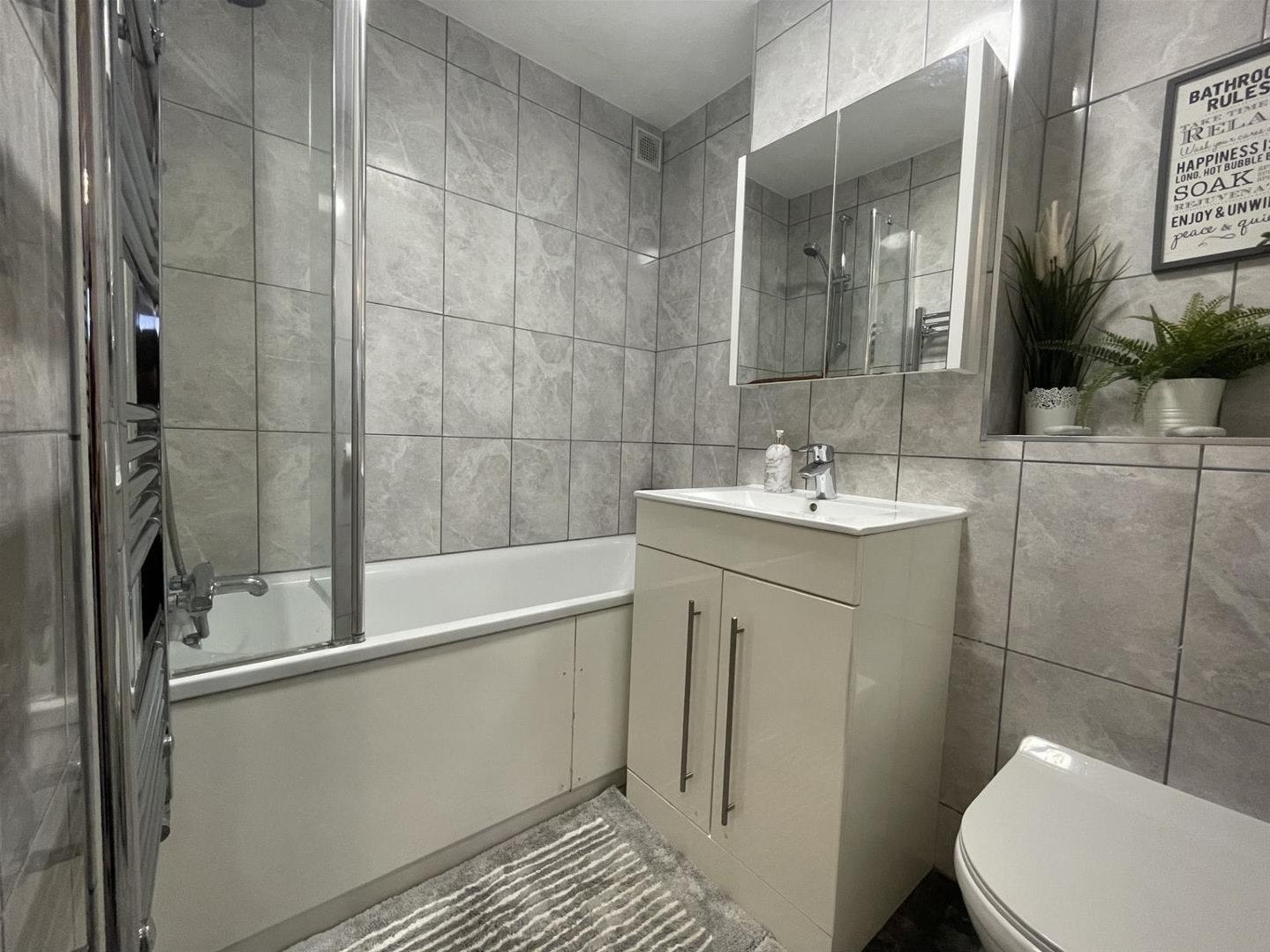Flat Aylsham Drive in Greater London