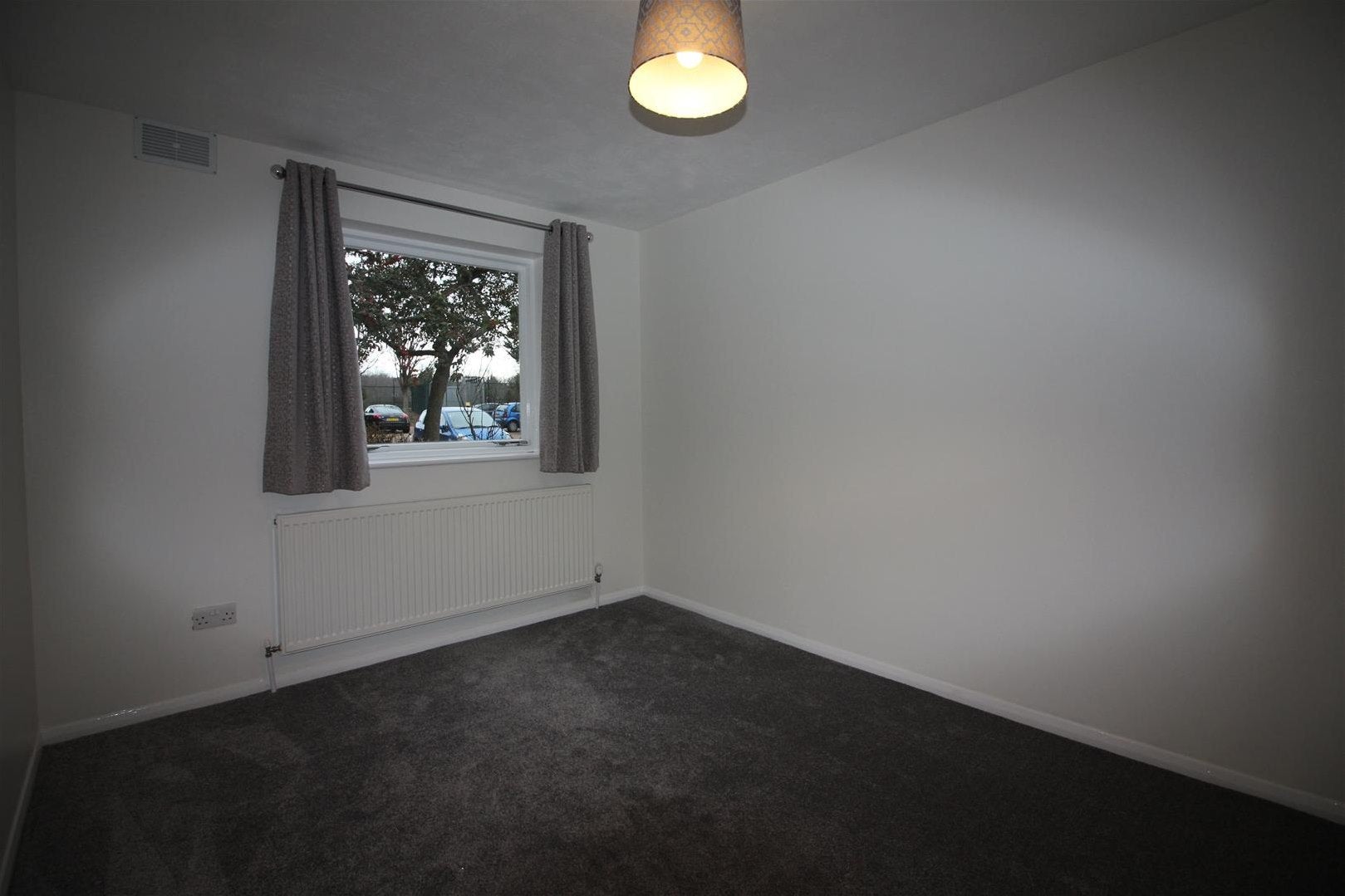 Flat Aylsham Drive in Greater London