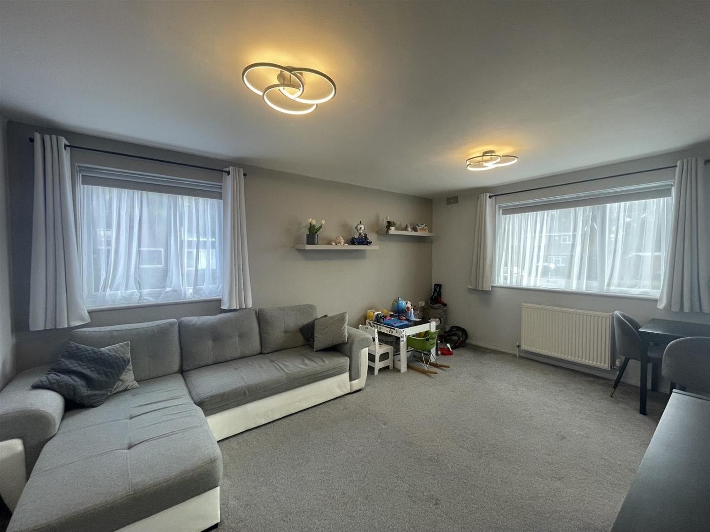 Flat Aylsham Drive in Greater London