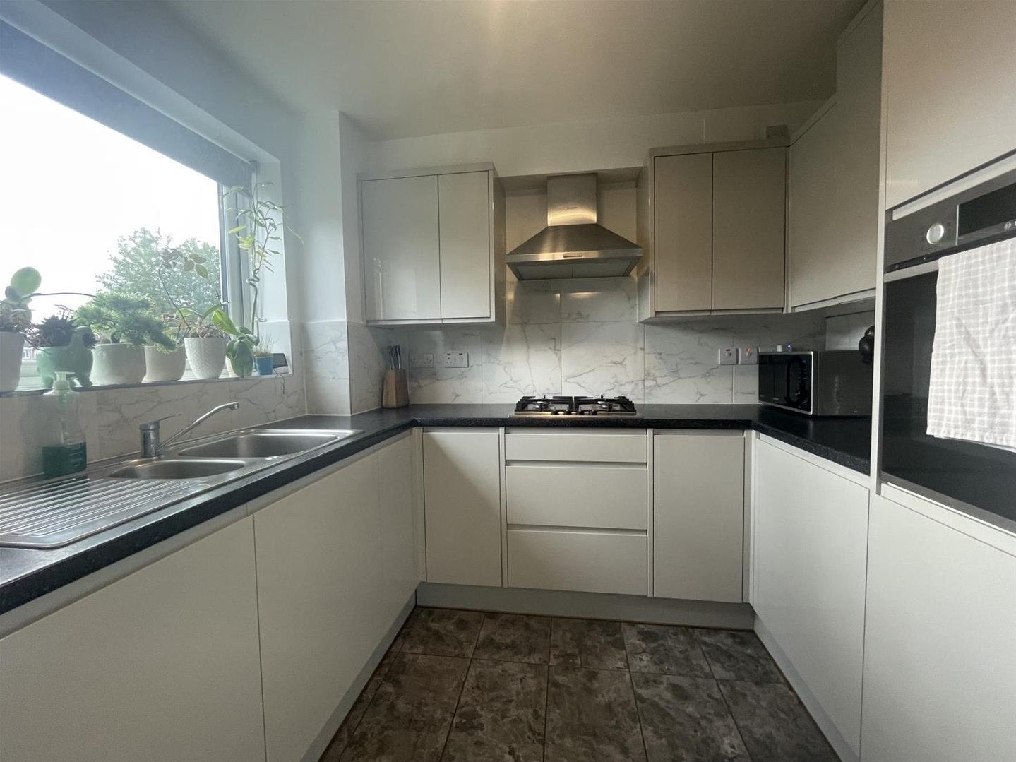 Flat Aylsham Drive in Greater London