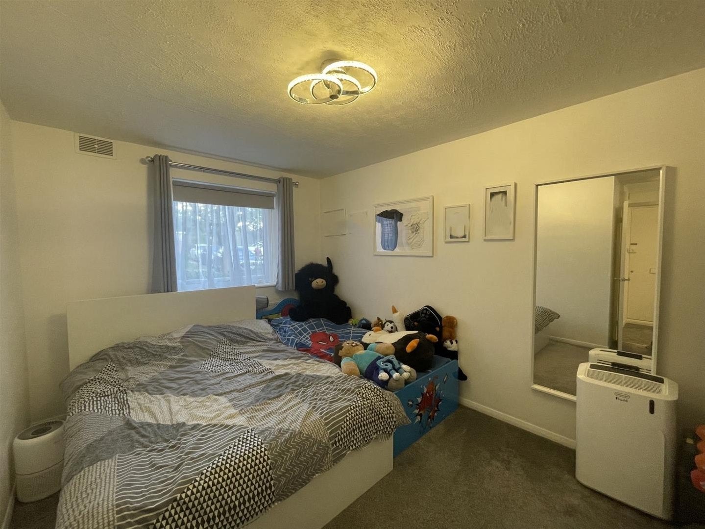 Flat Aylsham Drive in Greater London