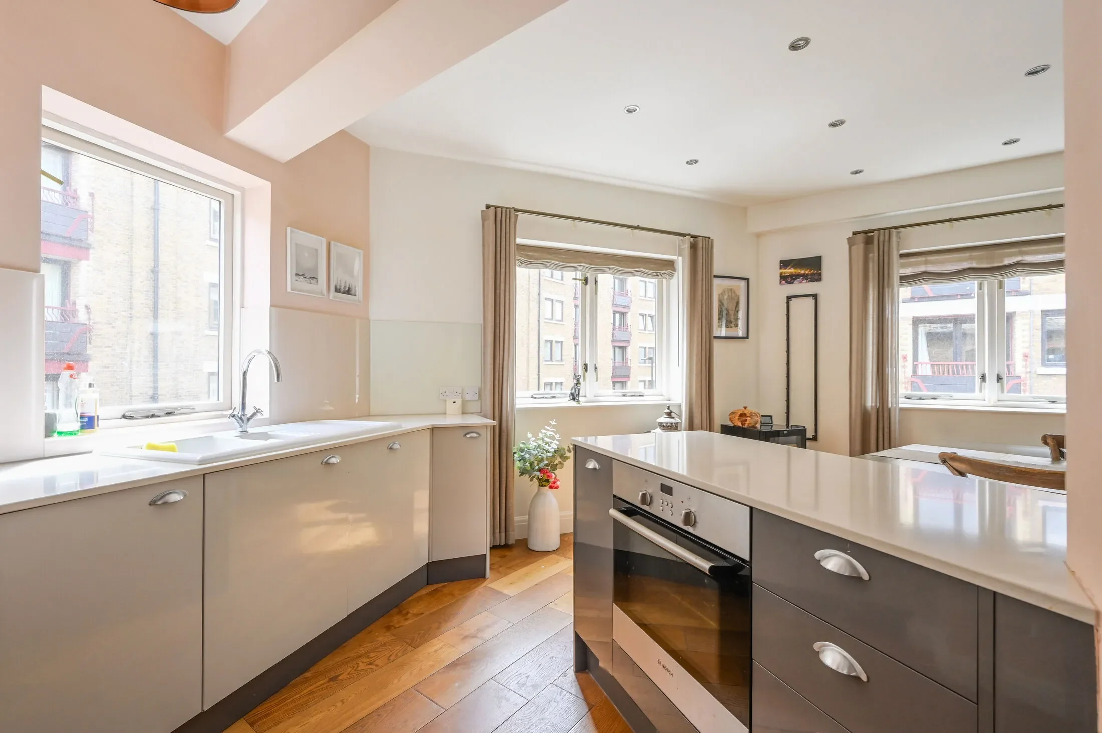 Flat Wapping Lane in Greater London