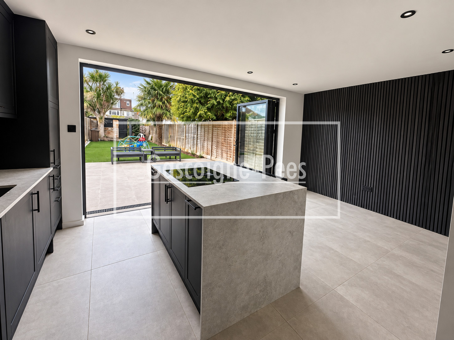 House Lynwood Drive in Greater London