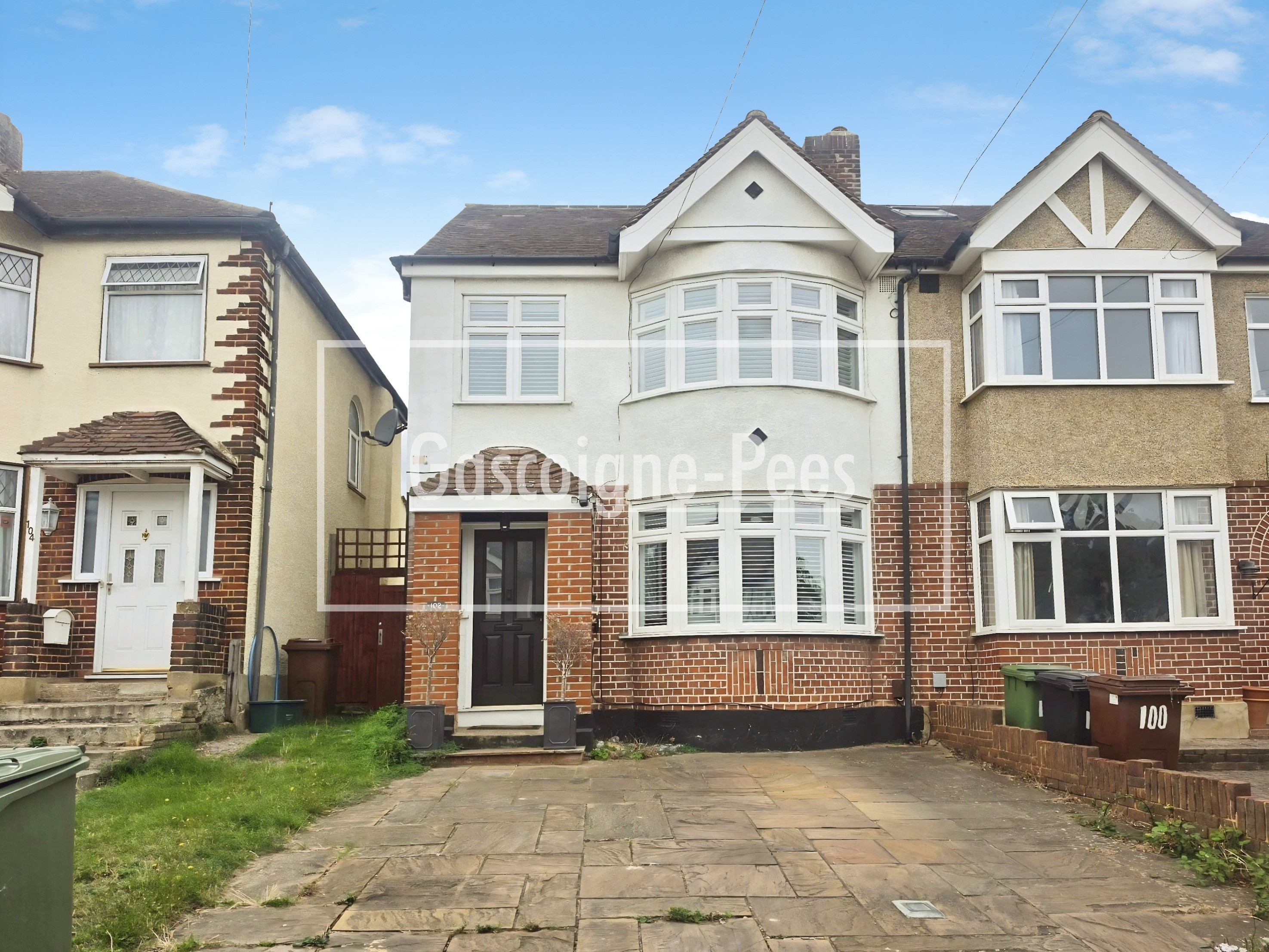 House Lynwood Drive in Greater London