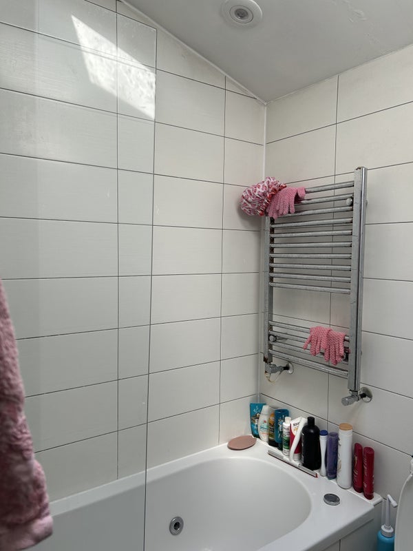 Room Campbell Road in Greater London