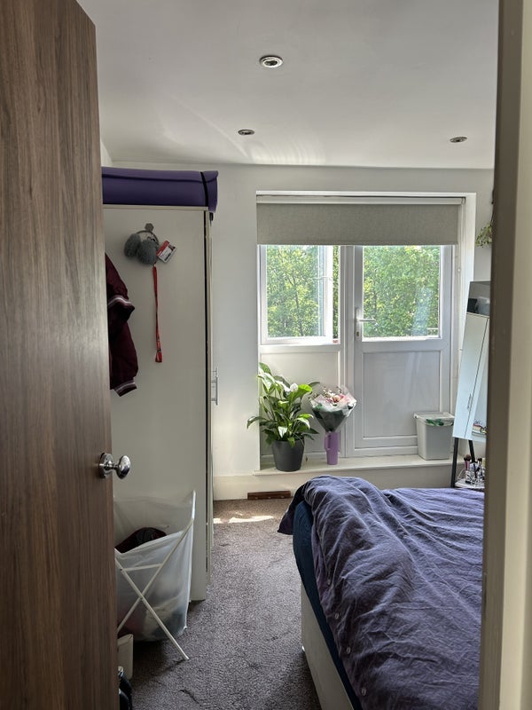 Room Campbell Road in Greater London