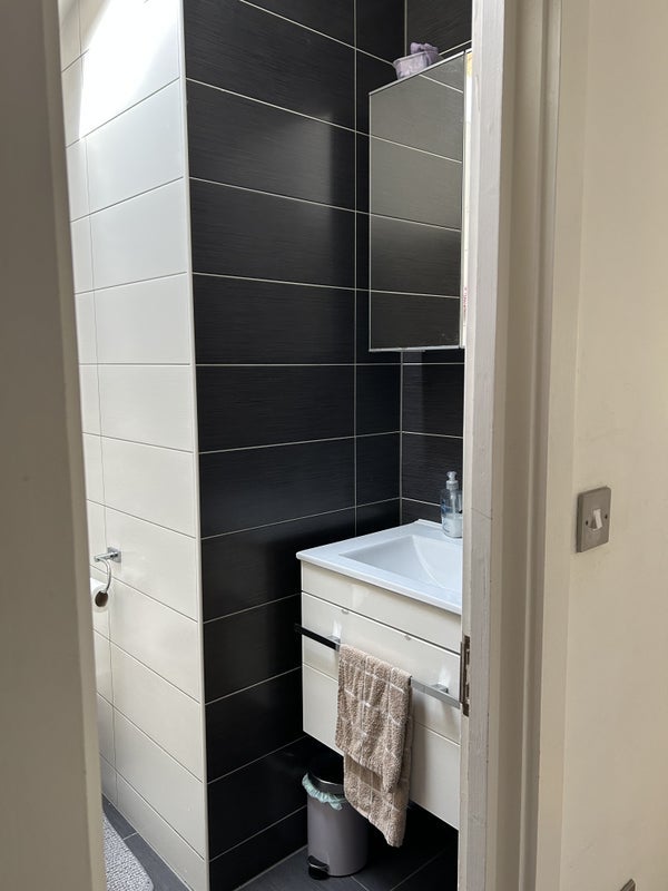 Room Campbell Road in Greater London