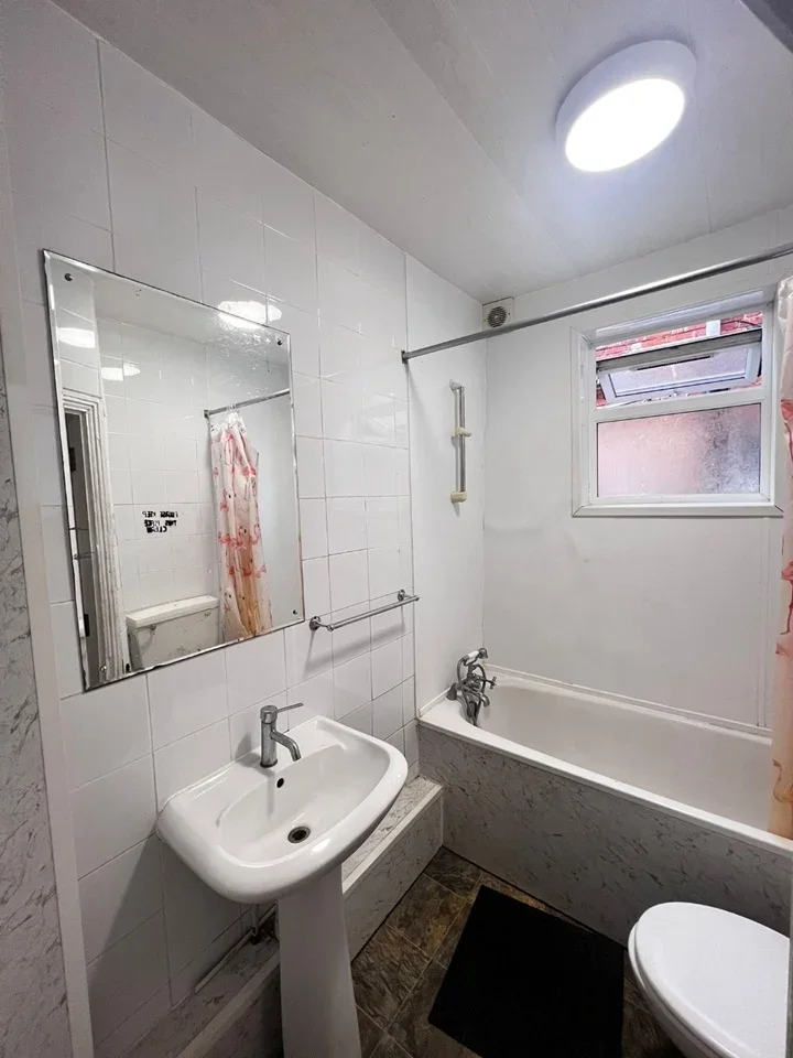Room Maybury Gardens in Greater London