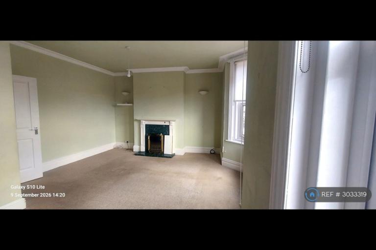 Flat Seamoor Road in Bournemouth