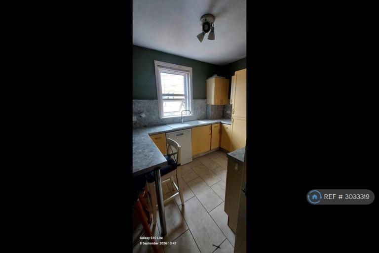 Flat Seamoor Road in Bournemouth