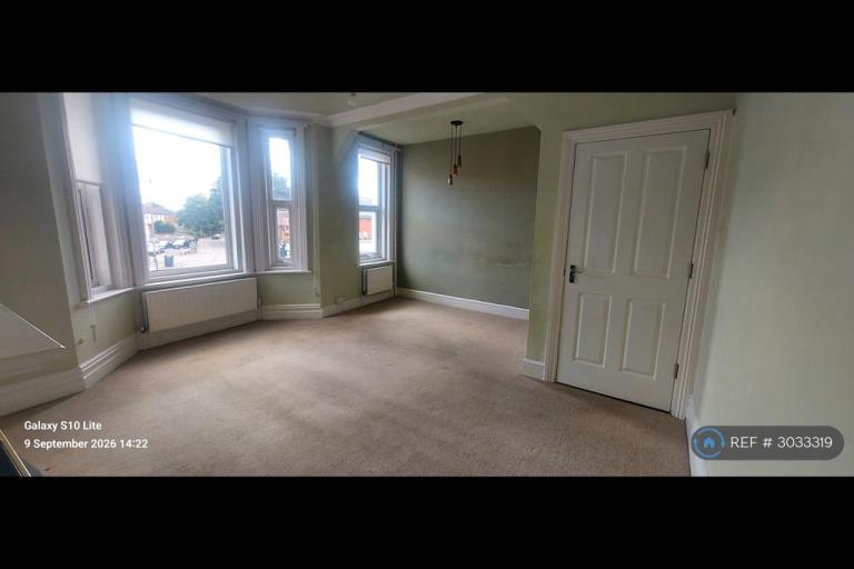 Flat Seamoor Road in Bournemouth