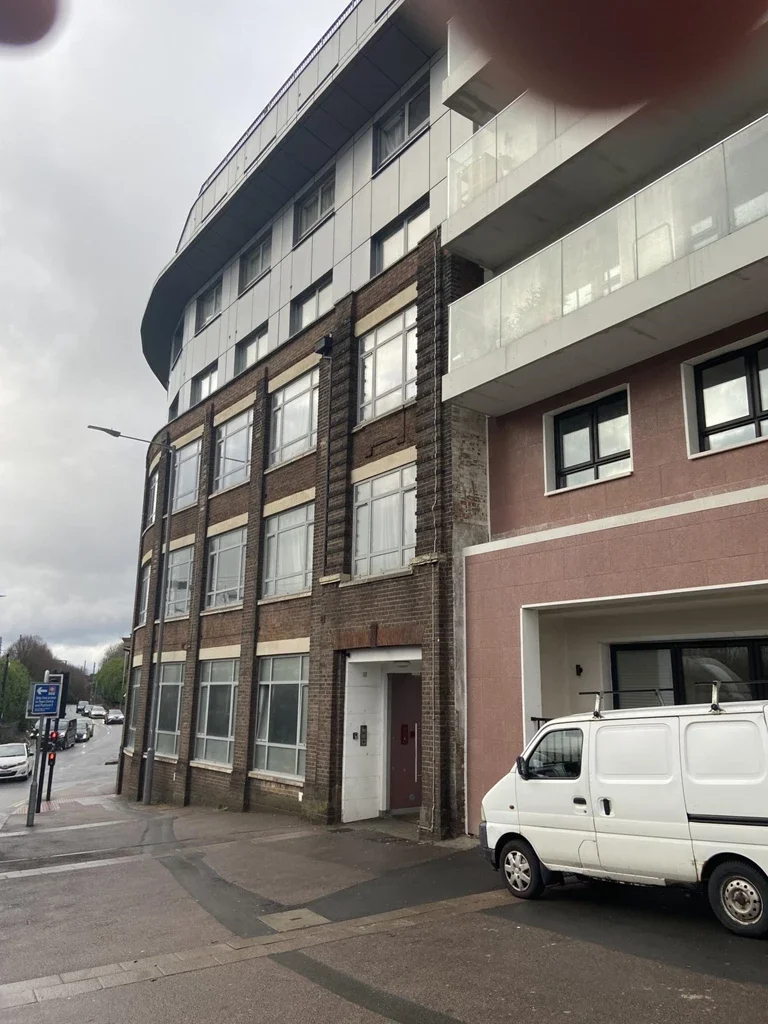 Flat Midland Road in Luton