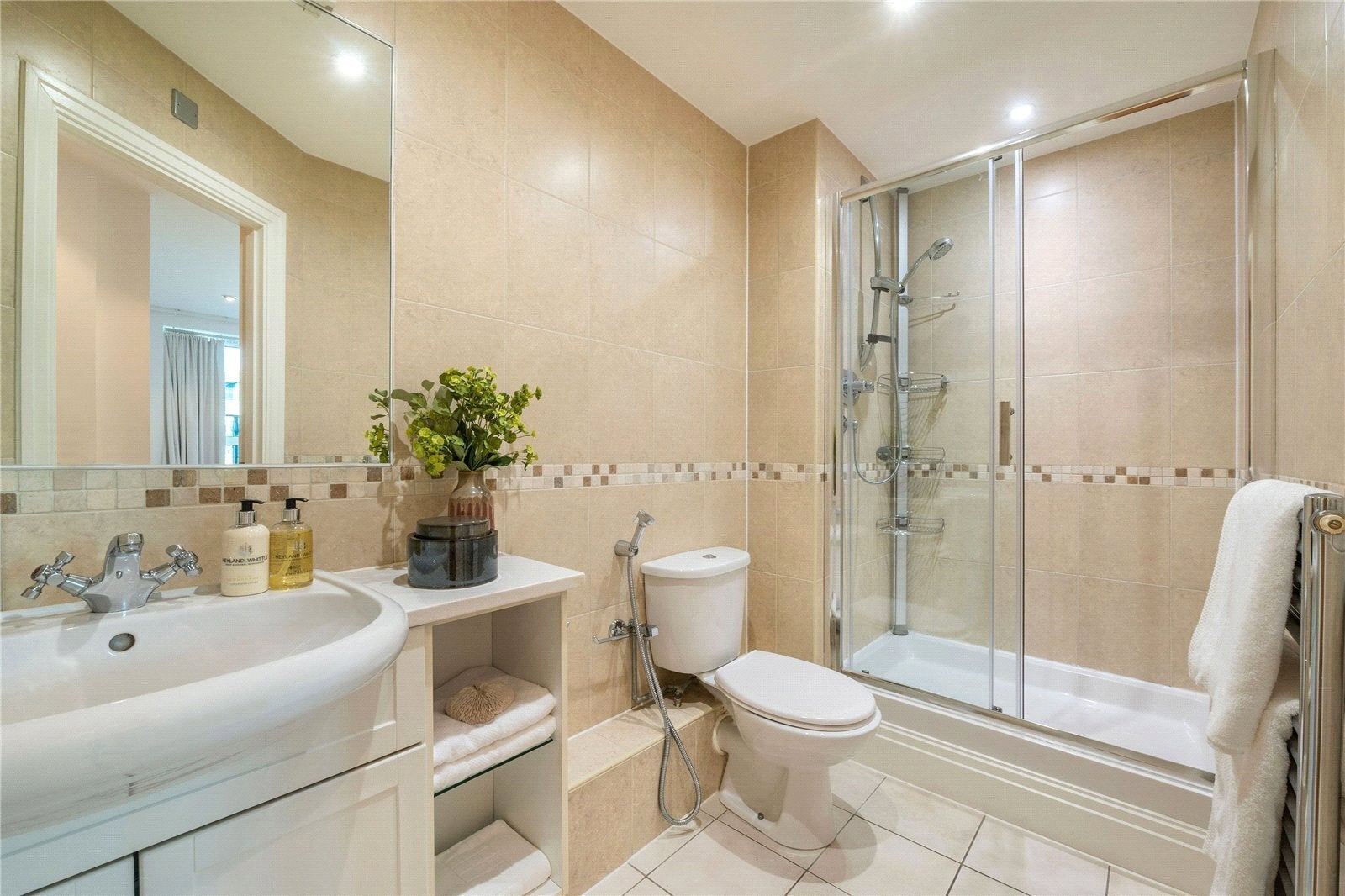 Flat Warwick Road in Greater London