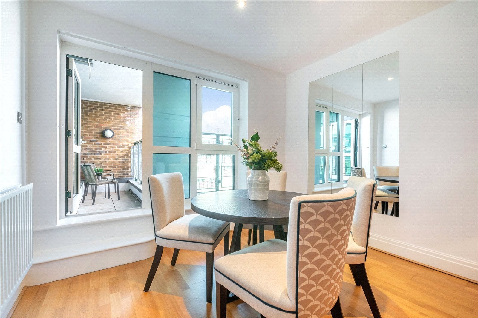 Flat Warwick Road in Greater London