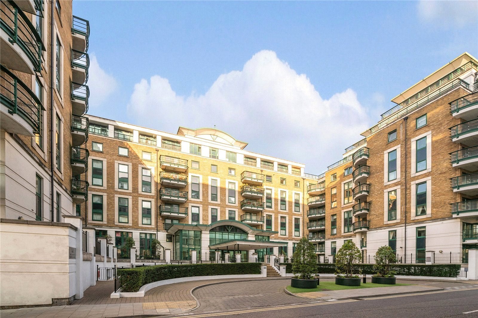 Flat Warwick Road in Greater London